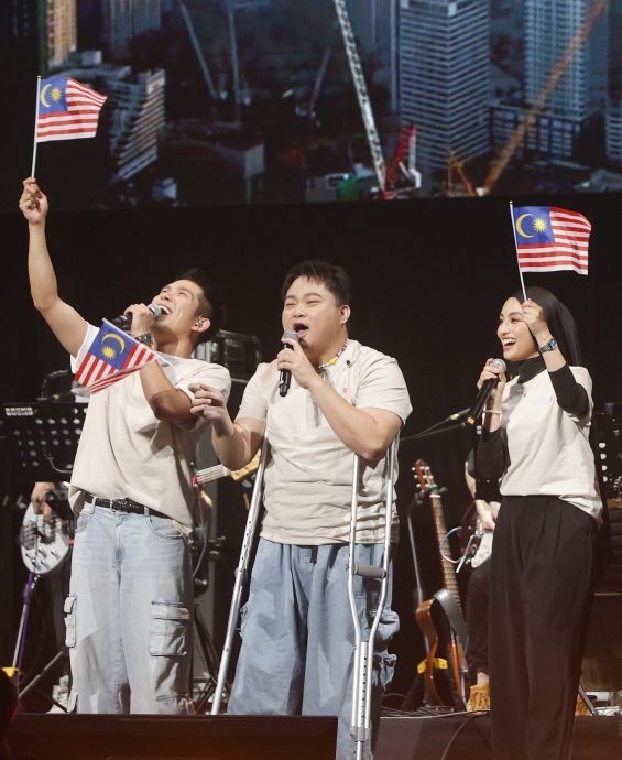 许佳麟挑战印度歌 车志立脚伤撑拐杖退场