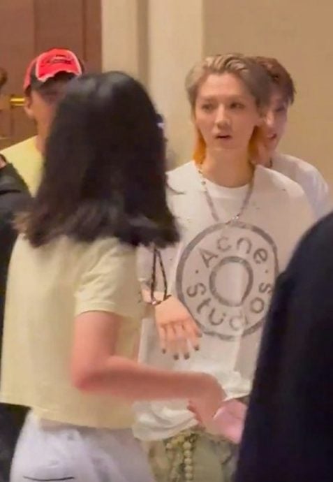 误把路人当粉丝拿走莲子 鹿晗乌龙场面糗大了!