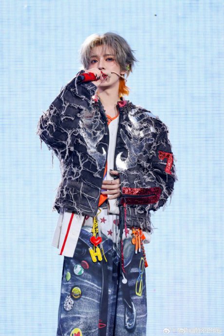 误把路人当粉丝拿走莲子 鹿晗乌龙场面糗大了!