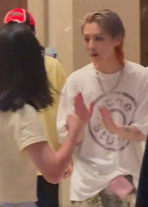 误把路人当粉丝拿走莲子 鹿晗乌龙场面糗大了!