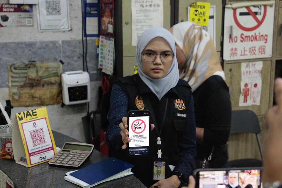 说亮话/    禁烟下的茶室争议    /陈佩丝