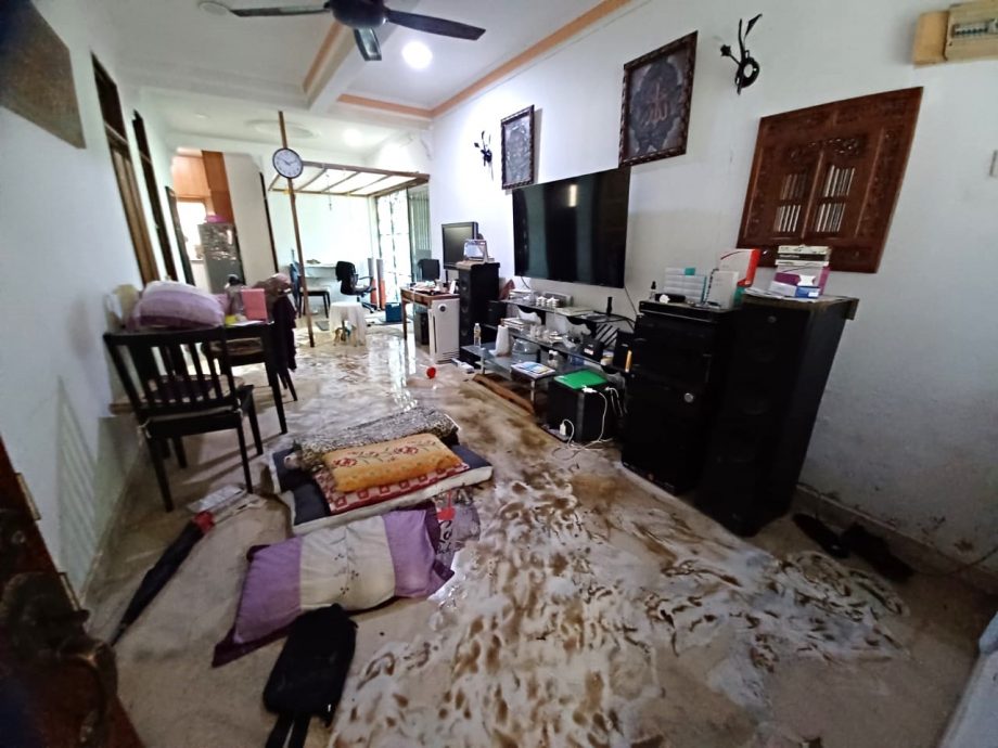 请签发-早报版头-大都会/士毛月英达花园16路水灾问题超过10年悬而未决