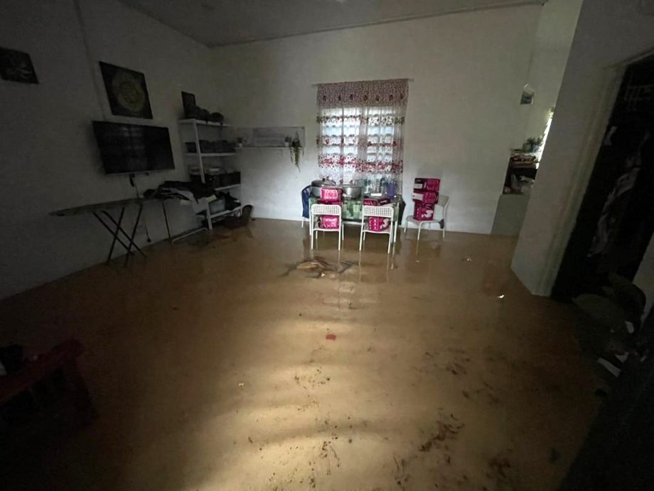 请签发/大都会(早报头)/乌冷10个甘榜及数个花园地区“沦陷”,逾200间屋子受影响