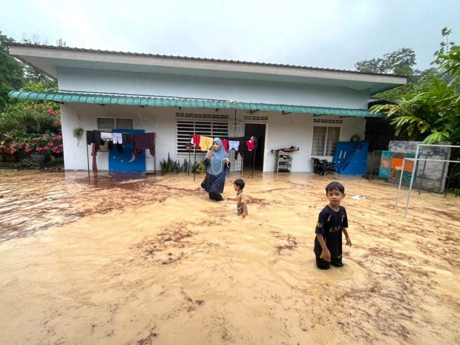请签发/大都会(早报头)/乌冷10个甘榜及数个花园地区“沦陷”,逾200间屋子受影响
