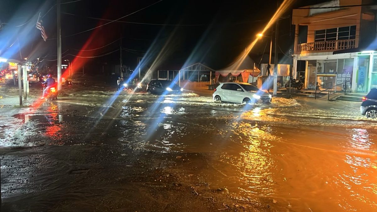 请签发/大都会(早报头)/乌冷10个甘榜及数个花园地区“沦陷”,逾200间屋子受影响