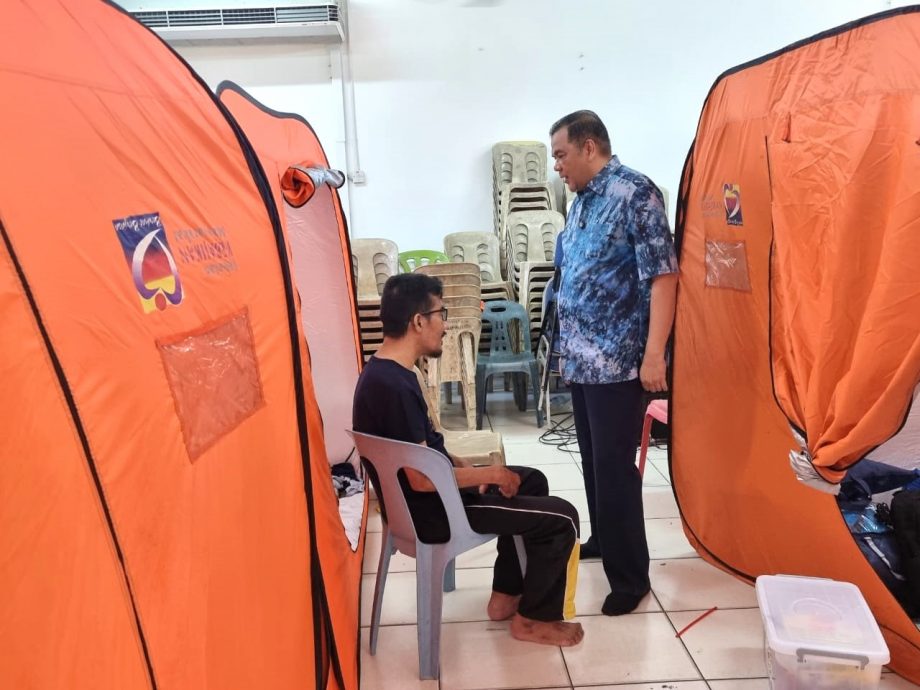 请签发/大都会(早报头)/乌冷10个甘榜及数个花园地区“沦陷”,逾200间屋子受影响