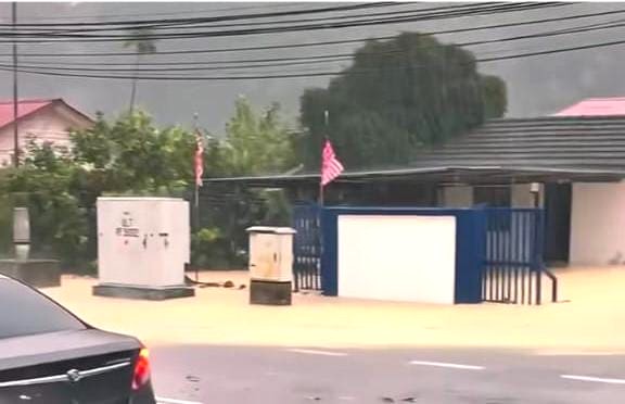 请签发/大都会(早报头)/乌冷10个甘榜及数个花园地区“沦陷”,逾200间屋子受影响