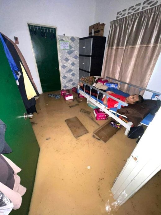 请签发/大都会(早报头)/乌冷10个甘榜及数个花园地区“沦陷”,逾200间屋子受影响