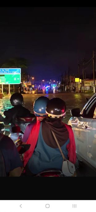 请签发/大都会(早报头)/乌冷10个甘榜及数个花园地区“沦陷”,逾200间屋子受影响