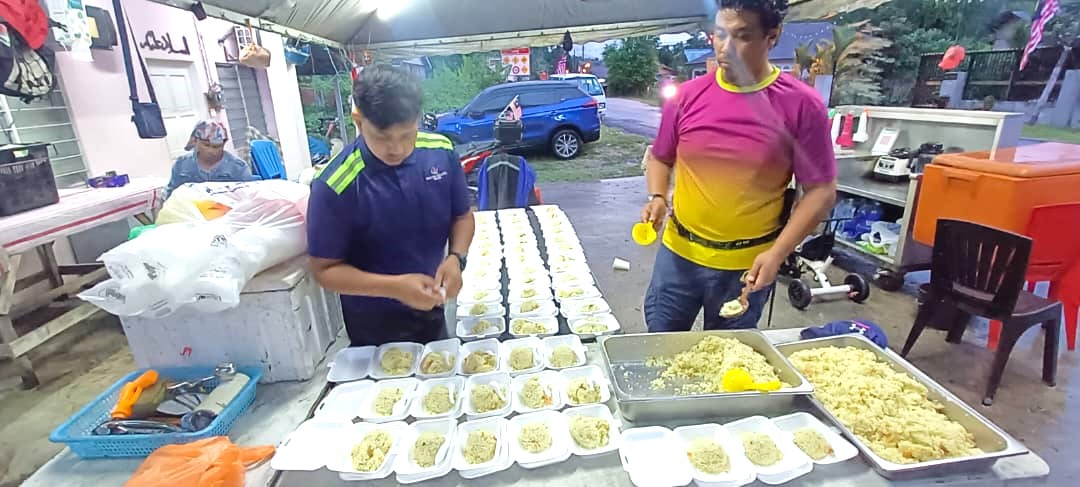 请签发/大都会(早报头)/乌冷10个甘榜及数个花园地区“沦陷”,逾200间屋子受影响