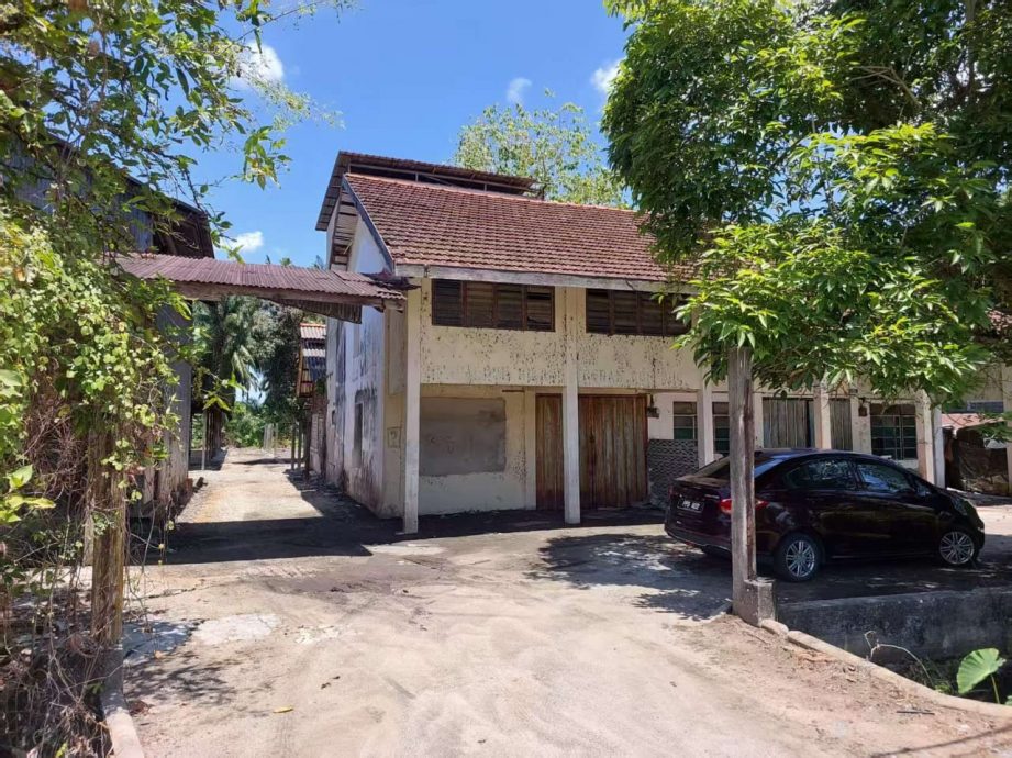 请签发(大北马)村镇记事系列-4 苏丹小镇 亚罗邦士 一沟一杂货店撑起小镇 现华户越搬越少