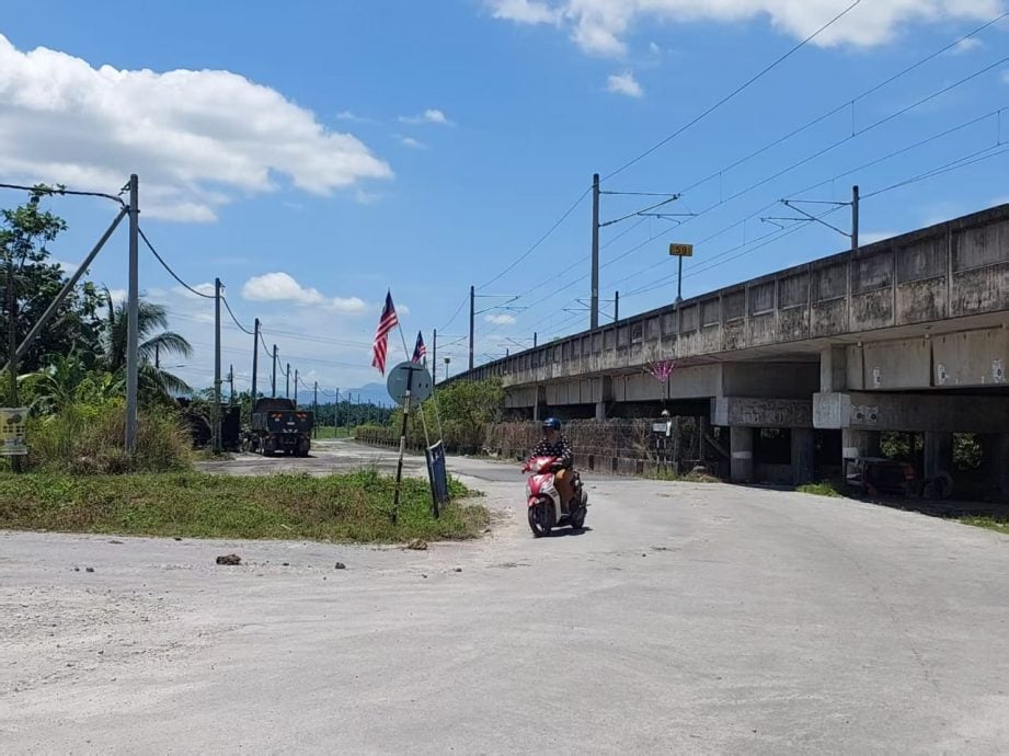 请签发(大北马)村镇记事系列-4 苏丹小镇 亚罗邦士 一沟一杂货店撑起小镇 现华户越搬越少