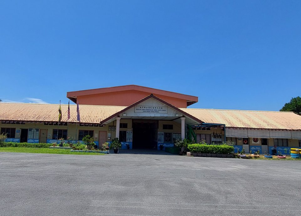 请签发(大北马)村镇记事系列-4 苏丹小镇 亚罗邦士 一沟一杂货店撑起小镇 现华户越搬越少