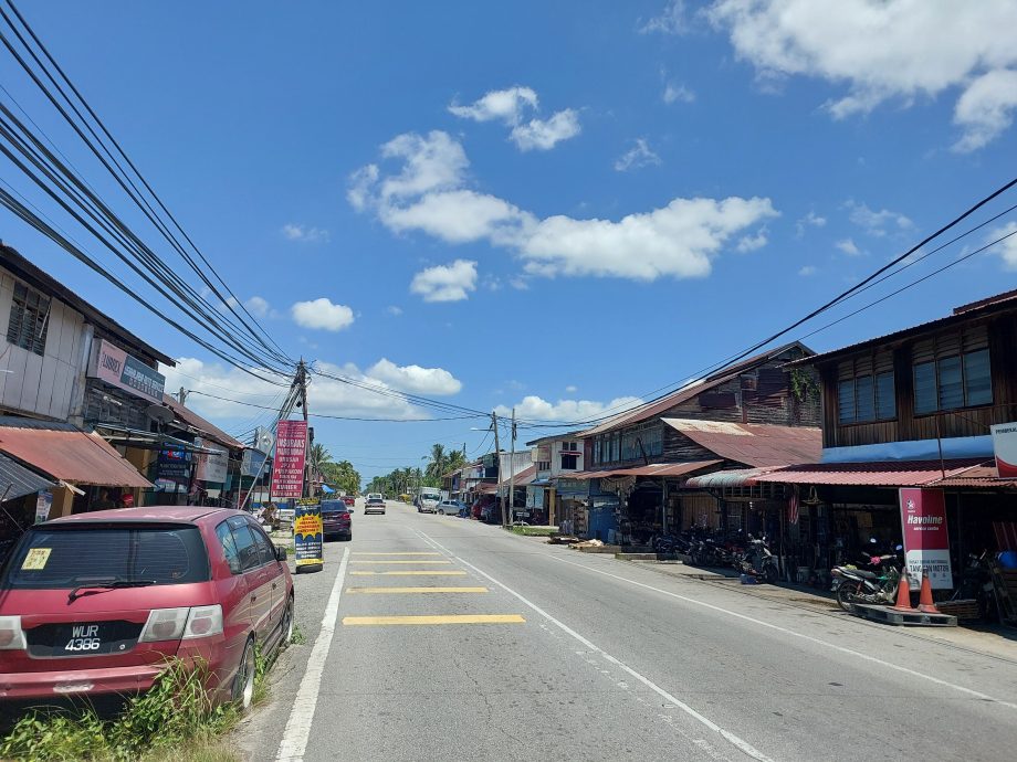 请签发(大北马)村镇记事系列-4 苏丹小镇 亚罗邦士 一沟一杂货店撑起小镇 现华户越搬越少