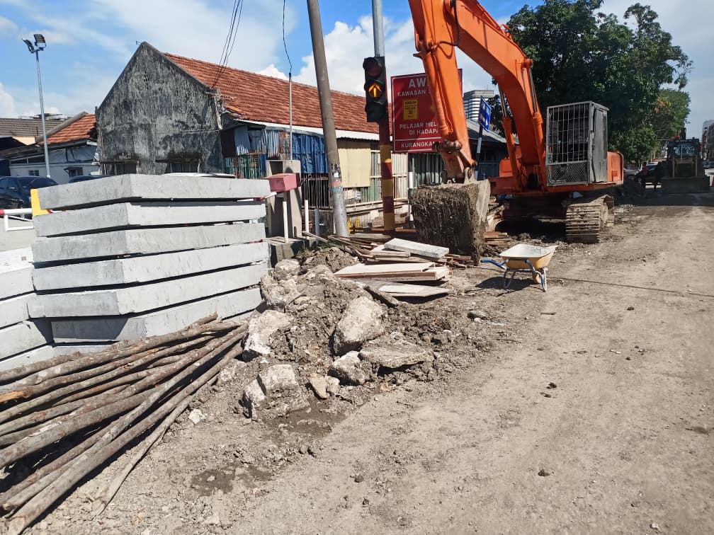 请签发（大都会）me02双头之一//居民要求滨中前大沟加盖以策安全／6图