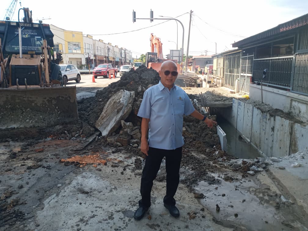 请签发（大都会）me02双头之一//居民要求滨中前大沟加盖以策安全／6图