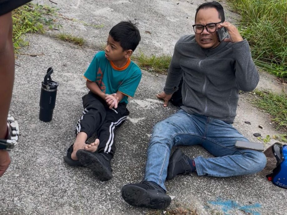 请签发-大都会/加影双溪甘旦,野狗冲出马路,父子人仰车翻受伤/4图