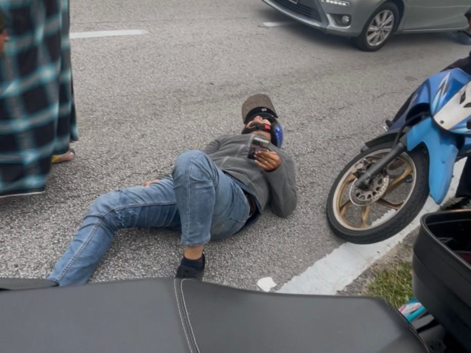 请签发-大都会/加影双溪甘旦,野狗冲出马路,父子人仰车翻受伤/4图