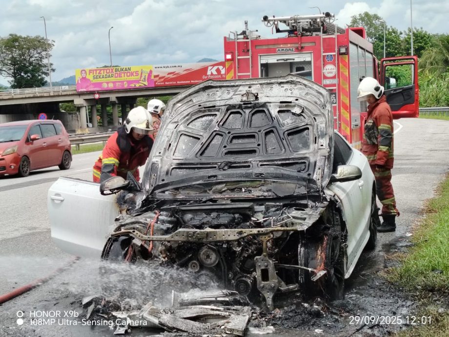 豪华轿车起火 车头烧毁七成