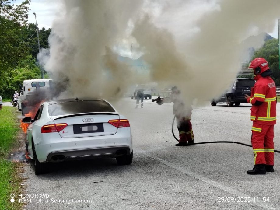 豪华轿车起火 车头烧毁七成