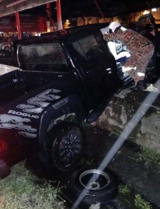 货卡失控撞防护墙 24岁华裔司机毙命