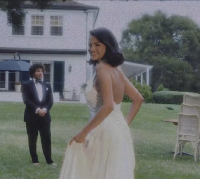 赛琳娜亲晒甜蜜婚照 百万保安团队严防隐私流出