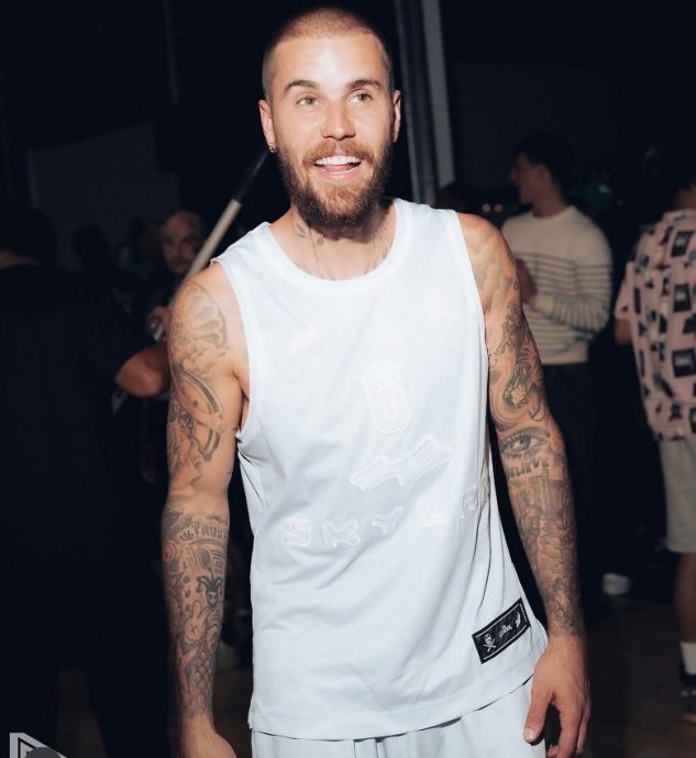 赛琳娜婚礼宴请百人 泰莱摆“雨伞阵”赴会