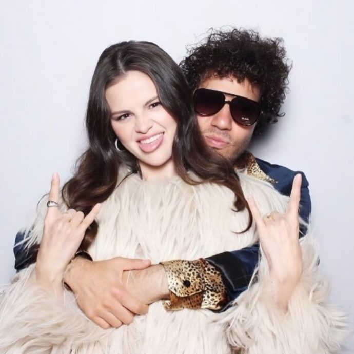 赛琳娜婚礼宴请百人 泰莱摆“雨伞阵”赴会