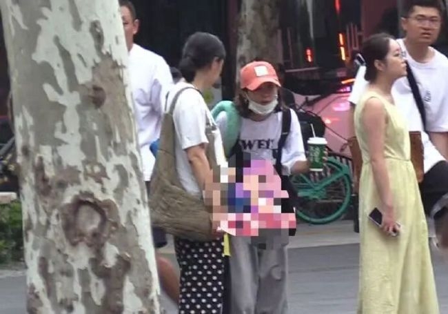 赵丽颖牵6岁儿逛街遭偷拍 恳请别把镜头对准孩子