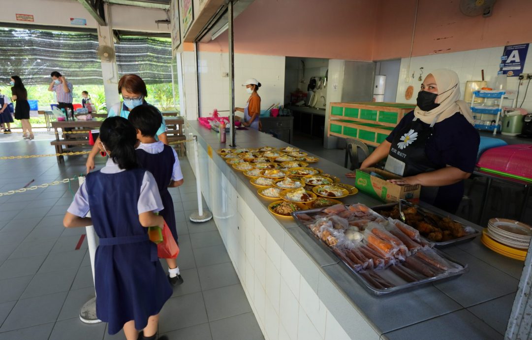 跟进教育部禁止在学校贩售12种食物