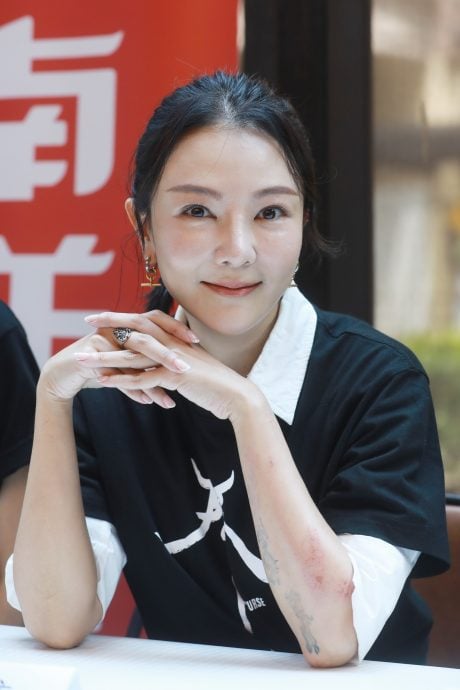 身兼制作人主演喊惨 童缤毓被导演逼抓虫老鼠