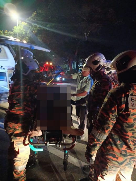 轿车凌晨撞树  30岁华裔司机头部受伤