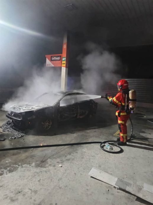 轿车油站突起火 80%烧毁无人伤