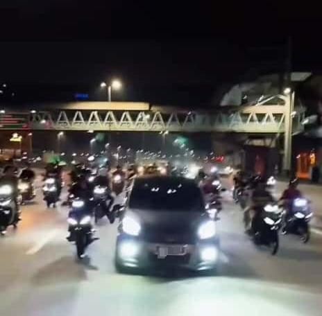 轿车被20摩托车包围,侧后镜被踹坏! 沙登警方:已接投报,正追缉20涉案摩托车骑士