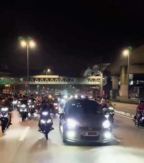 轿车被20摩托车包围,侧后镜被踹坏! 沙登警方:已接投报,正追缉20涉案摩托车骑士