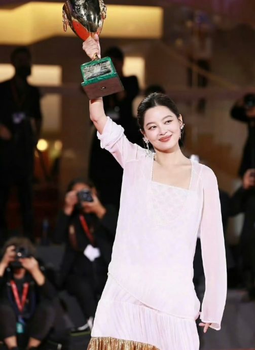 辛芷蕾获甄子丹钦点入行 送礼遭虞书欣冷落