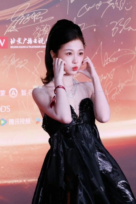 辛芷蕾获甄子丹钦点入行 送礼遭虞书欣冷落