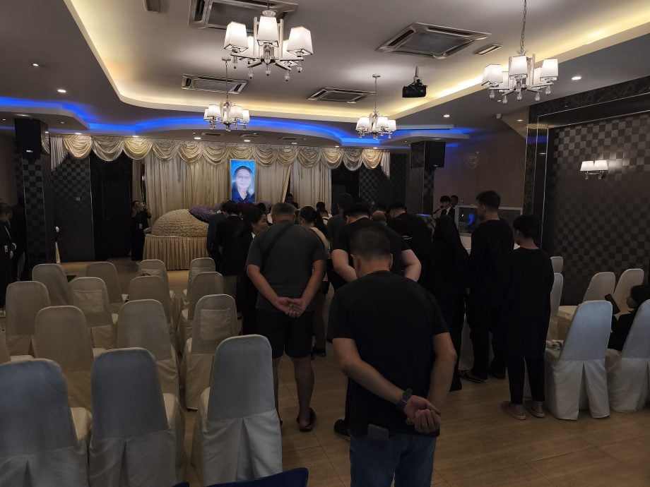 运尸伤警案女死者举殡  亲友哀伤送别 