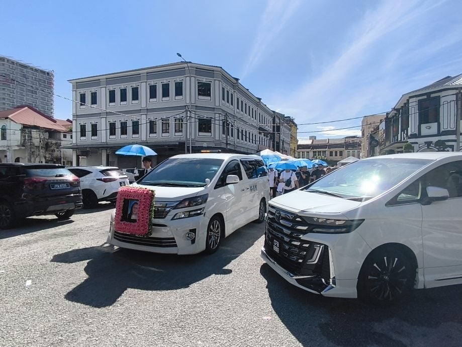 运尸伤警案女死者举殡  亲友哀伤送别 