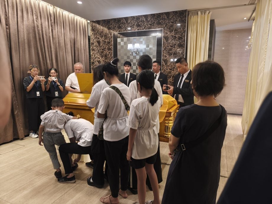 运尸伤警案女死者举殡  亲友哀伤送别 