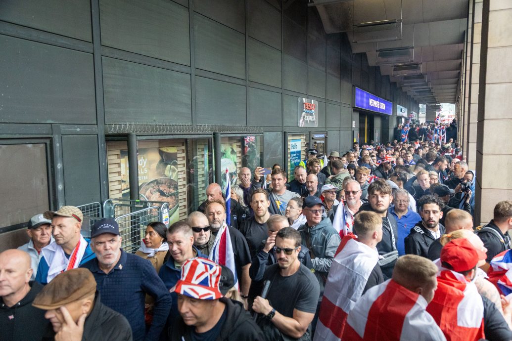 近代最大规模!伦敦逾11万人参加极右游行 马斯克力挺“下架政府”