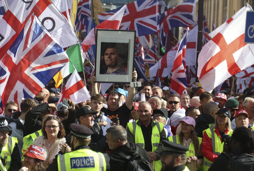 近代最大规模!伦敦逾11万人参加极右游行 马斯克力挺“下架政府”