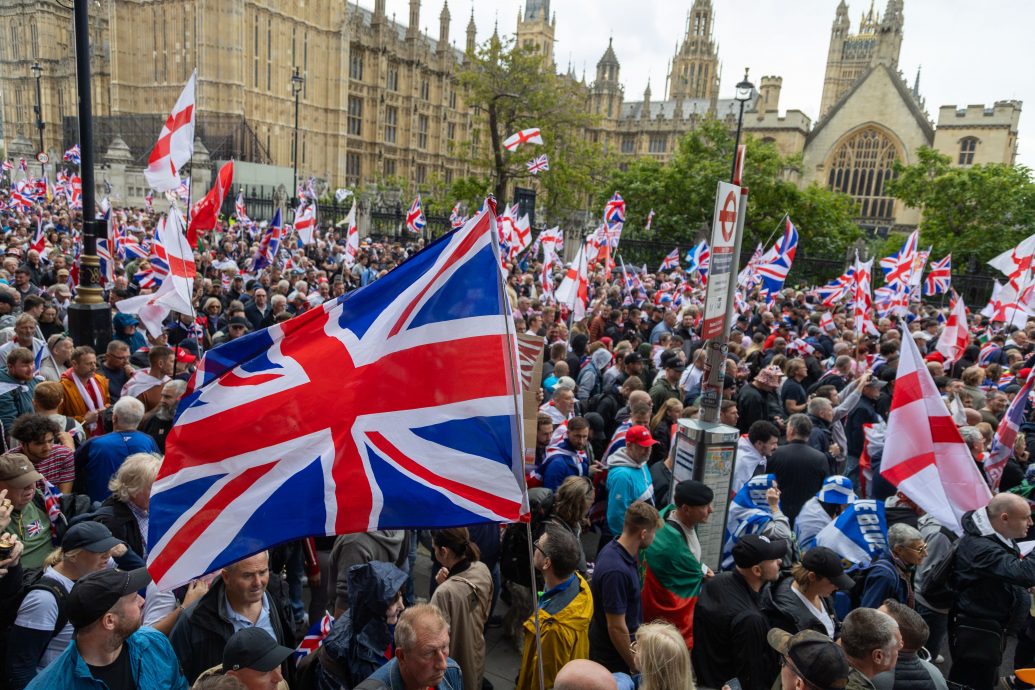 近代最大规模！伦敦逾11万人参加极右游行 马斯克力挺“下架政府”