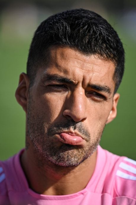 这次不咬人而是向人吐口水  苏亚雷斯遭禁赛6场