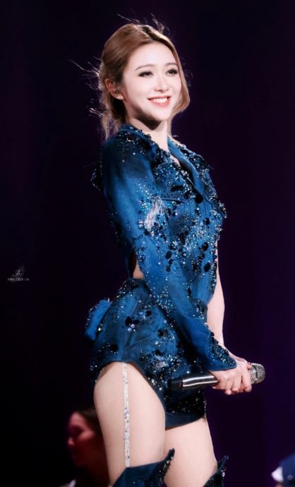 连踩郁可唯3次裙摆 薛凯琪：我好奇她为什么不动