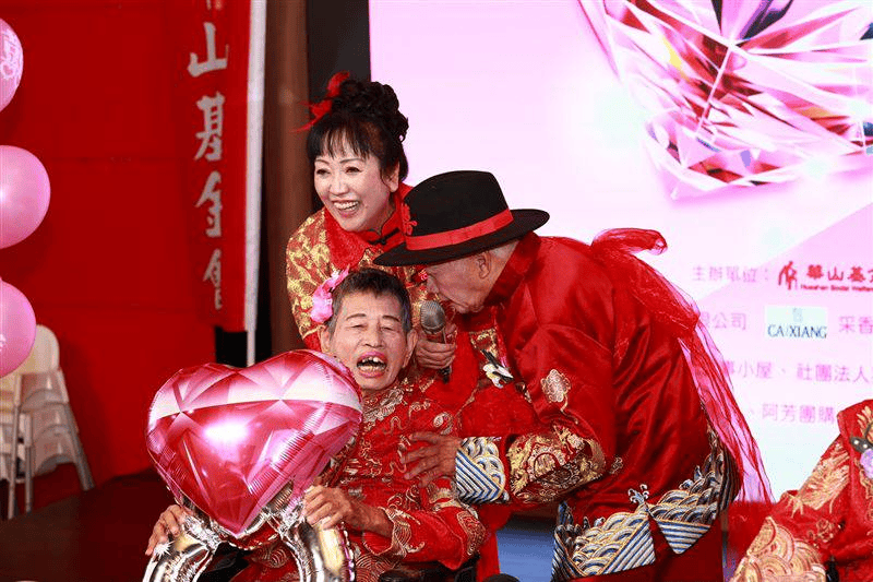 迟来婚礼深情动人 失智奶奶喊“忘不了我爱你”