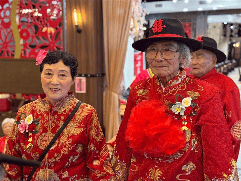 迟来婚礼深情动人 失智奶奶喊“忘不了我爱你”