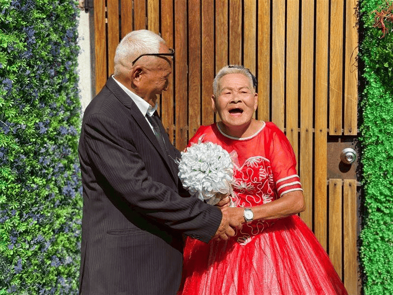 迟来婚礼深情动人 失智奶奶喊“忘不了我爱你”