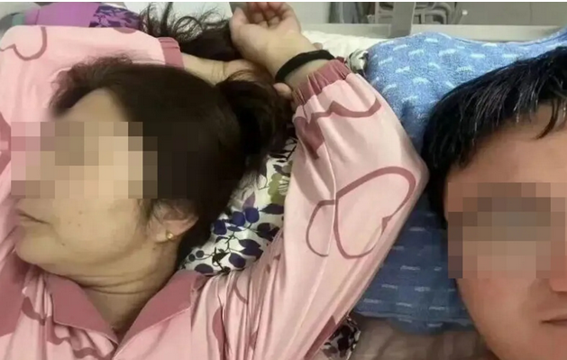 追求女教师不成！沈阳硕士男转爱55岁“宿管大妈” 秀床照公开母子恋