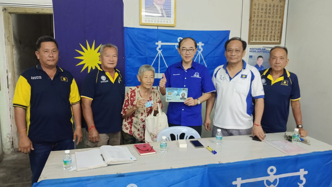 通过马华协助 地摩黄亚好喜获大马卡